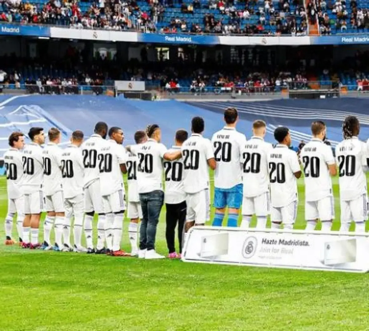 Pemain Real Madrid memakai kaus bertuliskan Vini Jr dengan nomor punggung 20 sebelum laga vs Rayo Vallecano, Kamis (25/4/2023)  (Sumber : Instagram/realmadrid)