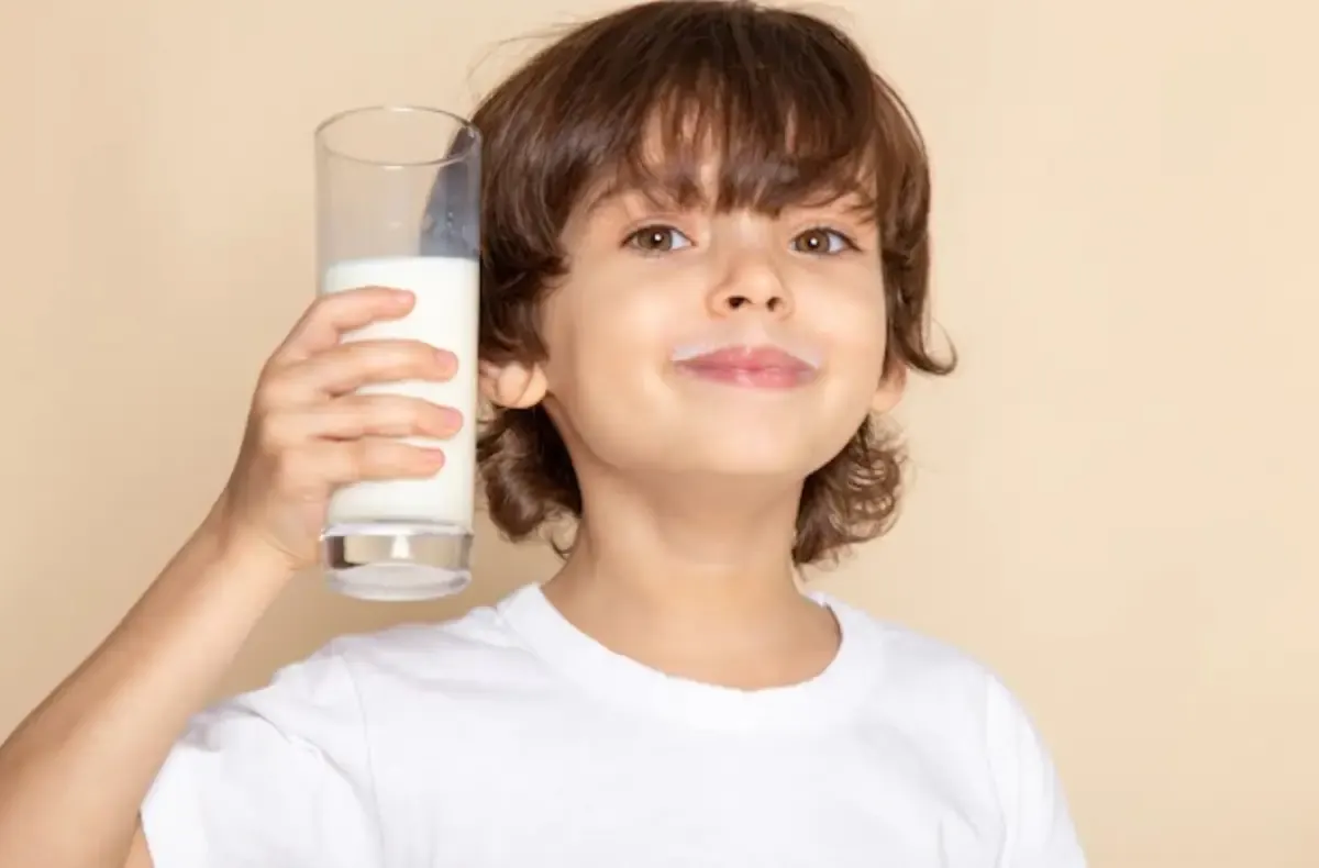Ilustrasi Minum Susu (Sumber : freepik/mdjaff)