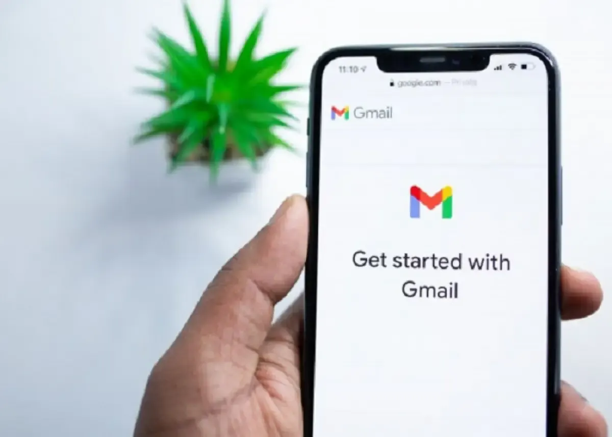 Ilustrasi penggunaan Gmail di HP Android (Sumber : unspalash.com/Solen Feyissa)