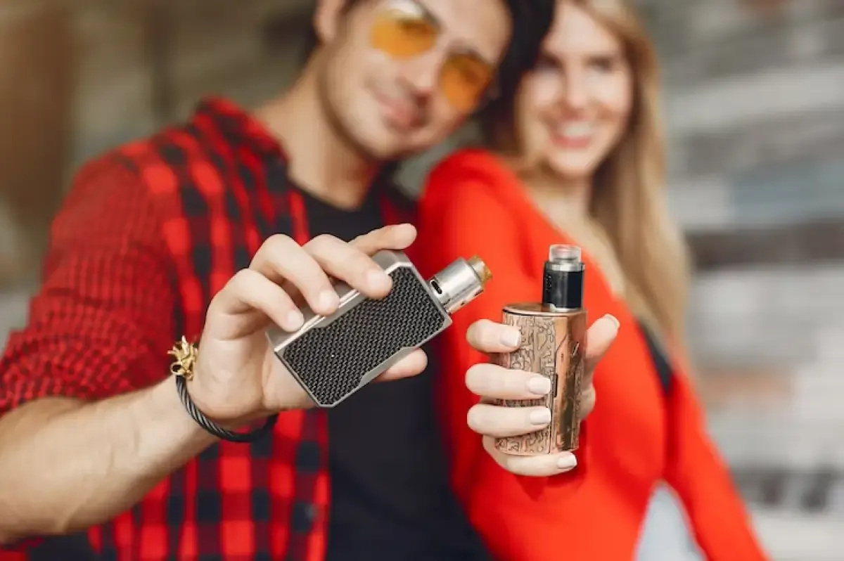 Ilustrasi seseorang yang megang vape. (Sumber : Freepik.com/prostooleh)