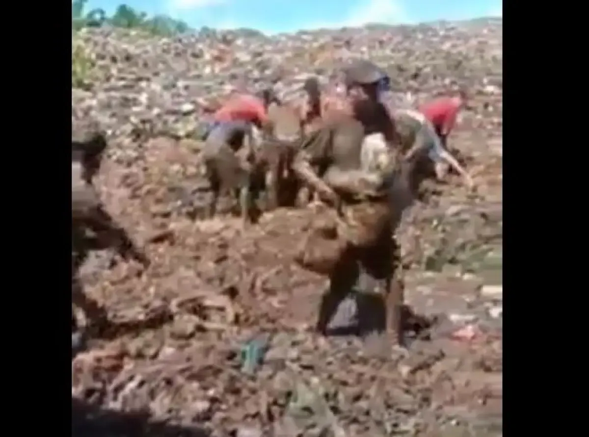 Warga Riau berebut daging beku di tumpukan sampah (Sumber : Instagram/@ndorobei.official)