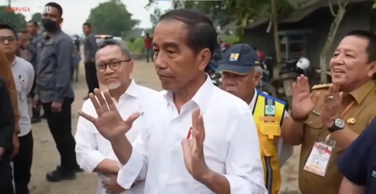 Sosok Gubernur Lampung Arinal Djunaidi yang terlihat tepuk tangan di belakang Presiden Jokowi. (Sumber : Twitter/@zoelfick)
