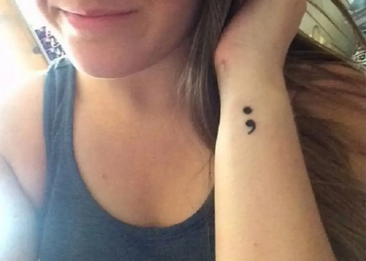 Ilustrasi tanda semicolon untuk tatto (Sumber : pinterest.com)