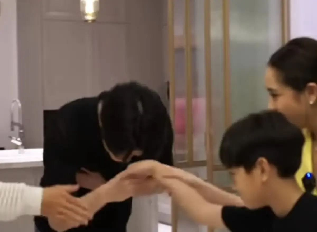 Jaehyun NCT salim ke Rafathar (Sumber : YouTube/Rans Entertainment)