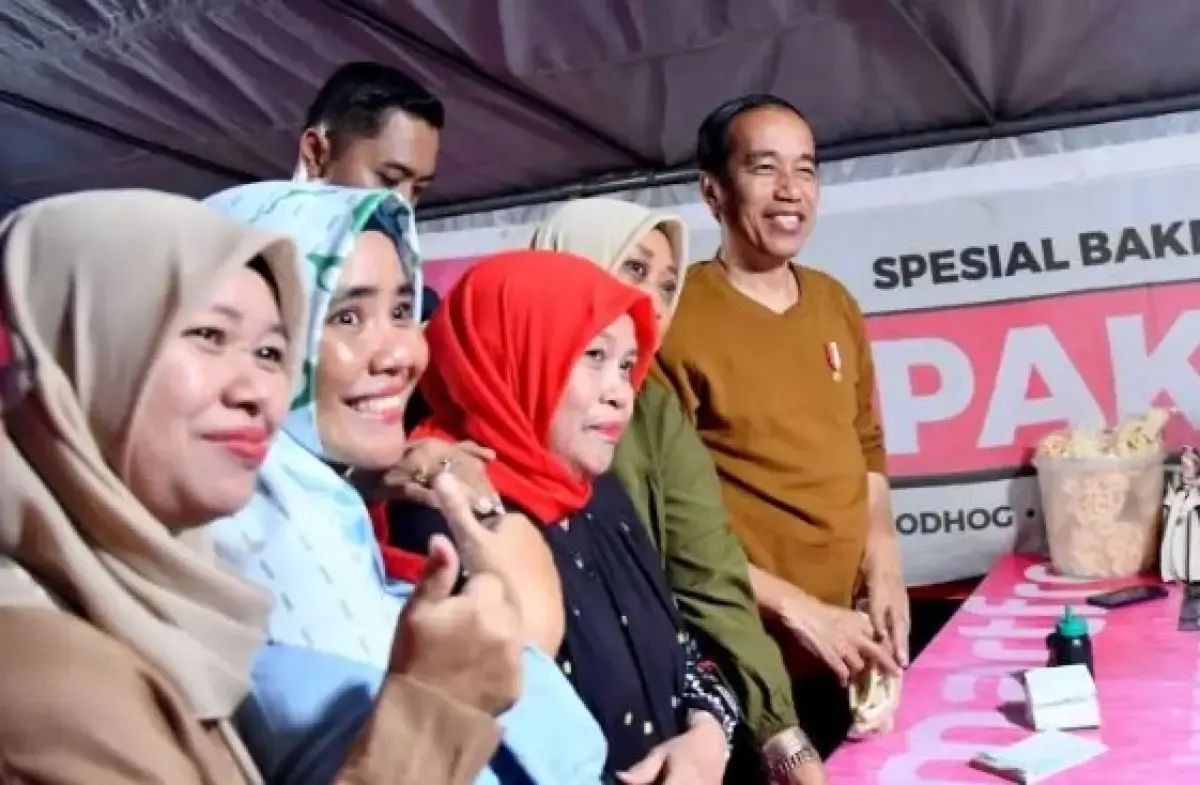 Presiden RI Joko Widodo melayani permintaan foto warga saat tengah menikmati santap malam di warung bakmi legendaris Pak Pele di Alun-alun Utara, Yogyakarta, Kamis malam.  (Sumber : ANTARA/HO-Biro Pers Sekretariat Presiden RI.)
