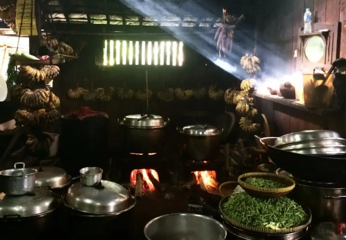 Suasana dapur Warung Kopi Klotok Jogja. (Sumber : Instagram/kopiklotok)