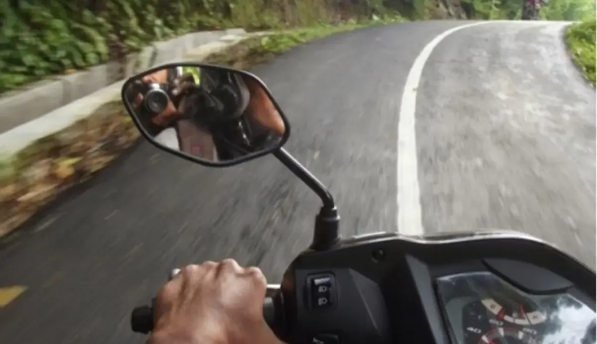 Trik Pengereman Motor Matic yang Benar, Biar Gak Jatuh dan Cium Tanah Air (FOTO: Federaloil.co.id)