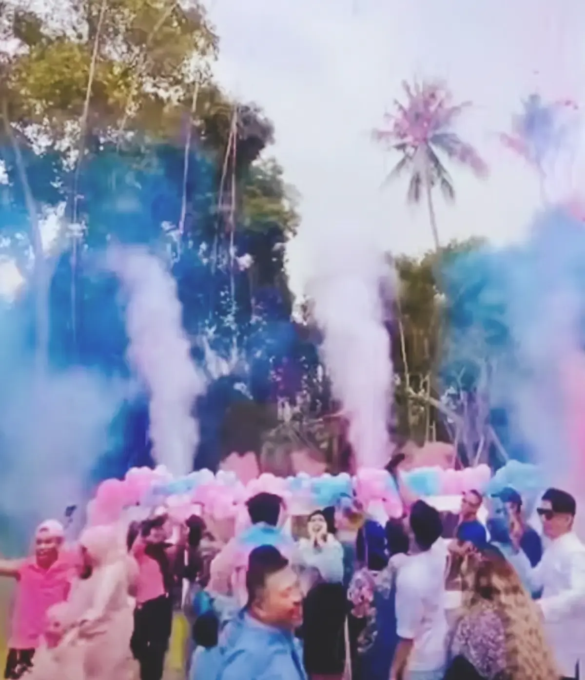 Atta Halilintar dan Aurel Hermansyah menggelar acara gender reveal calon anak kedua mereka. Seluruh keluarga hadir, termasuk Gen Halilintar dengan formasi lengkap.  (Sumber : Instagram/Atta Halilintar)