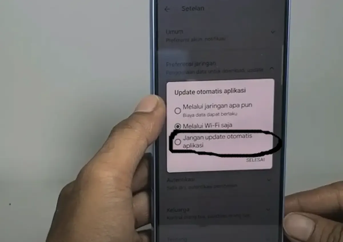 Ilustrasi matikan update aplikasi otomatis  di HP Android (Sumber : youtube.com/AF Studio)