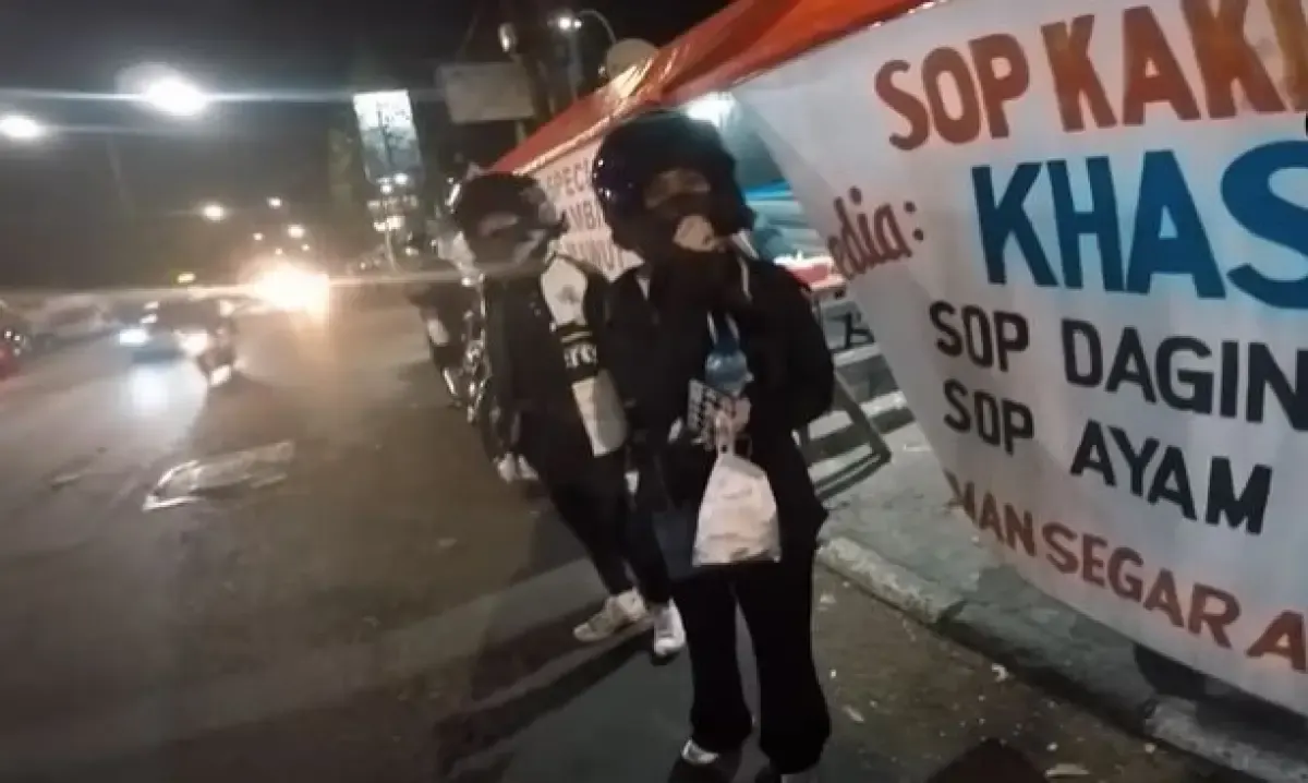 Momen cowok pengendara RX King sapa ceweknya yang diduga selingkuh.  (Sumber : Tangkapan layar YouTube/Ceespam 135cc)