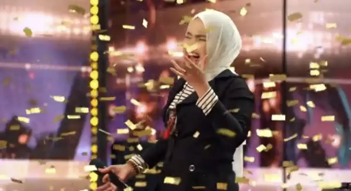 Penyanyi Difabel Indonesia Putri Ariani Dapat Golden Buzzer dari Simon Cowell Saat Ikuti Ajang America's Got Talent 2023 (Sumber : YouTube/America's Got Talent)