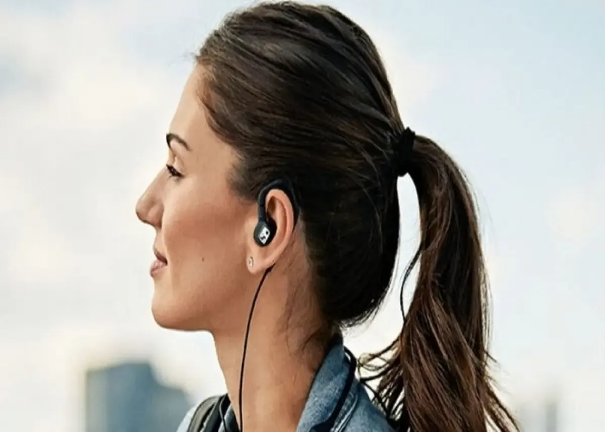 Ilustrasi mendengarkan musik menggunakan earphone (Sumber : jete.id)