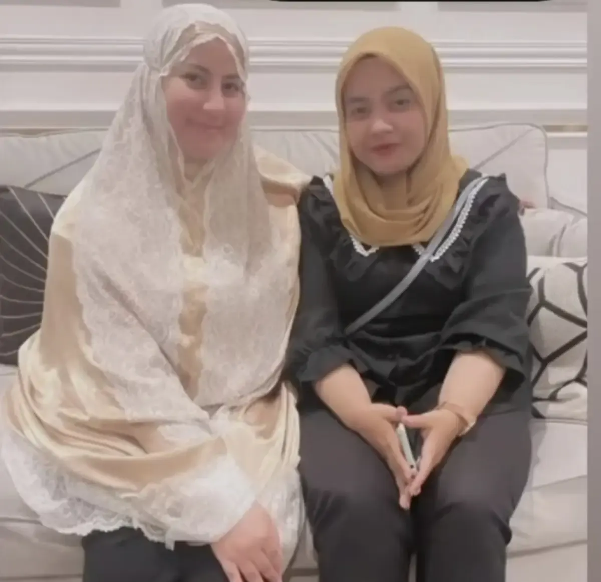 Tasyi dengan mantan karyawannya Risty (Sumber : Instagram/tasyiiathasyia)