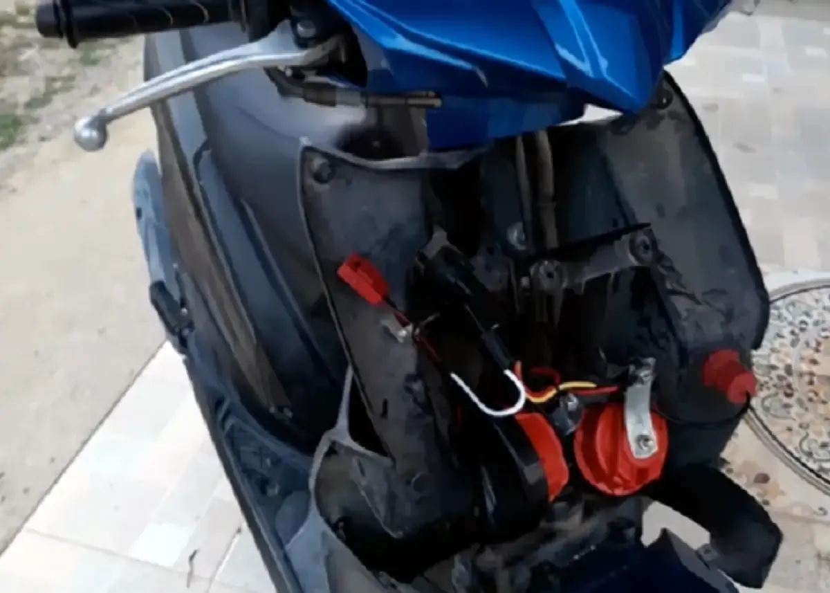 Ilustrasi penggunaan klakson keong di sepeda motor (Sumber : Youtube/ Fauzan Project Creative)