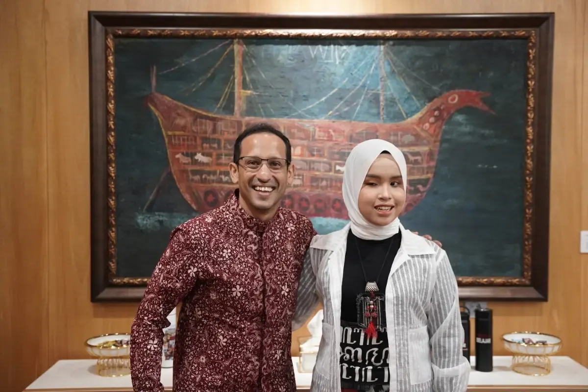 Nadiem Makarim bertemu dengan Putri Ariani. (Sumber : kemdikbud.go.id)