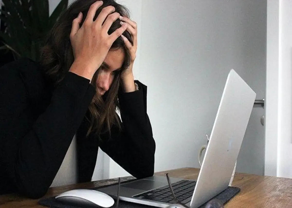Ilustrasi pengguna laptop yang kesal karena laptop yang digunakan lemot (Sumber : unsplash.com)