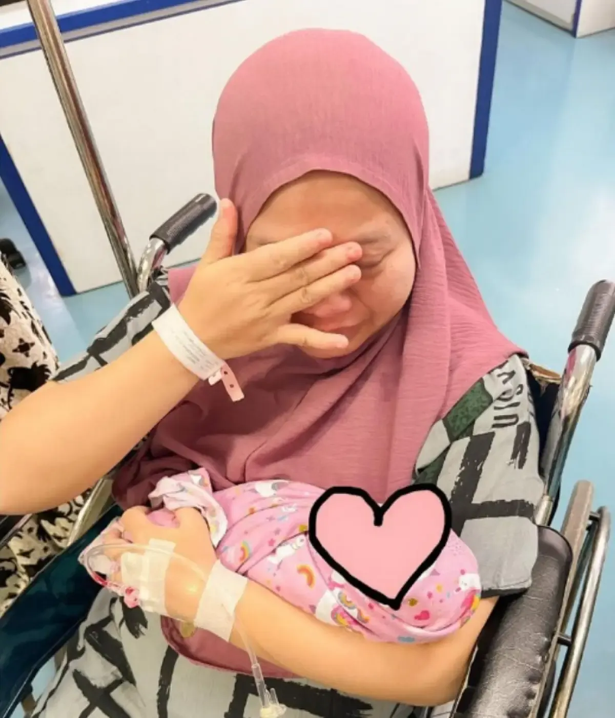 Potret Musdalifah sedih atas meninggalnya salah satu putra kembarnya (Sumber : Instagram/musdalifahbasri)