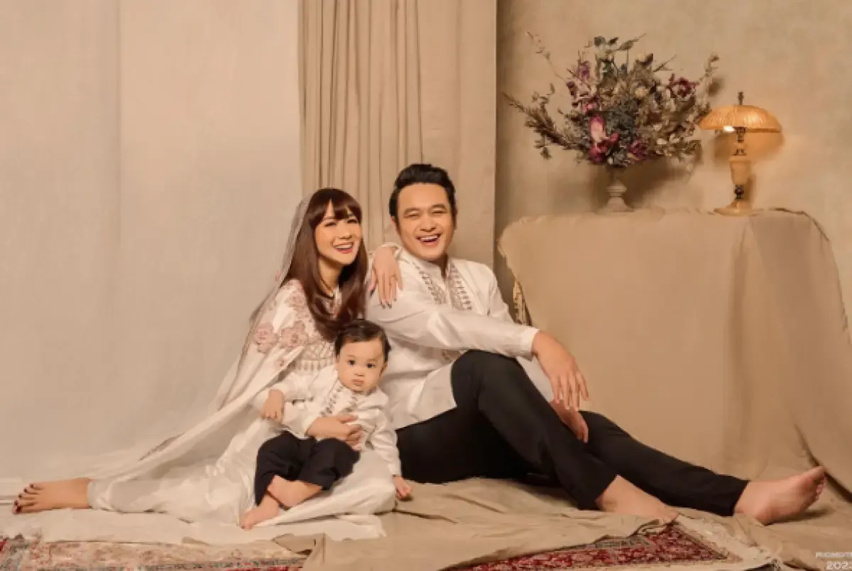 Sosok Adiezty Fersa bersama sang suami dan anaknya. (Sumber : Instagram/adieztyfersa)