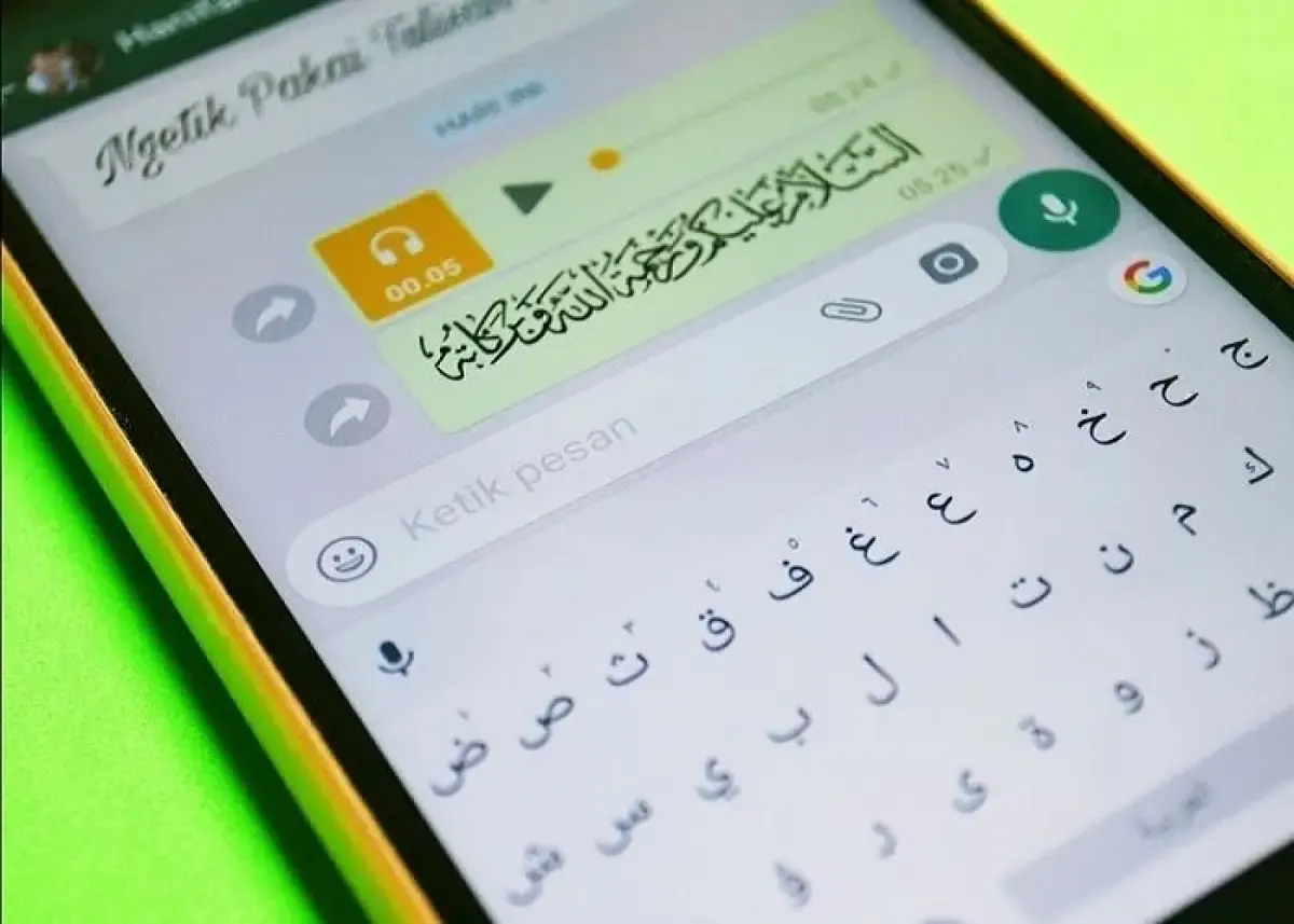 Ilustrasi penggunaan tulisan bahasa Arab di WhatsApp (Sumber : youtube.com/DroidTech ID)