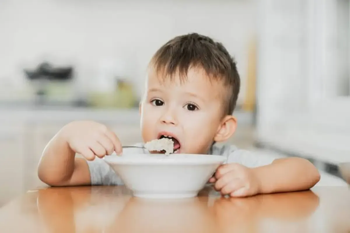 Anak makan (beingtheparents.com/)