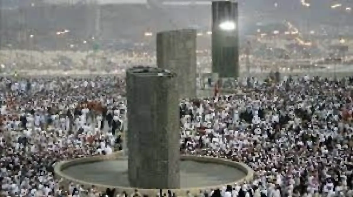 Melempar jumrah. (Sumber : jakarta islamic center)