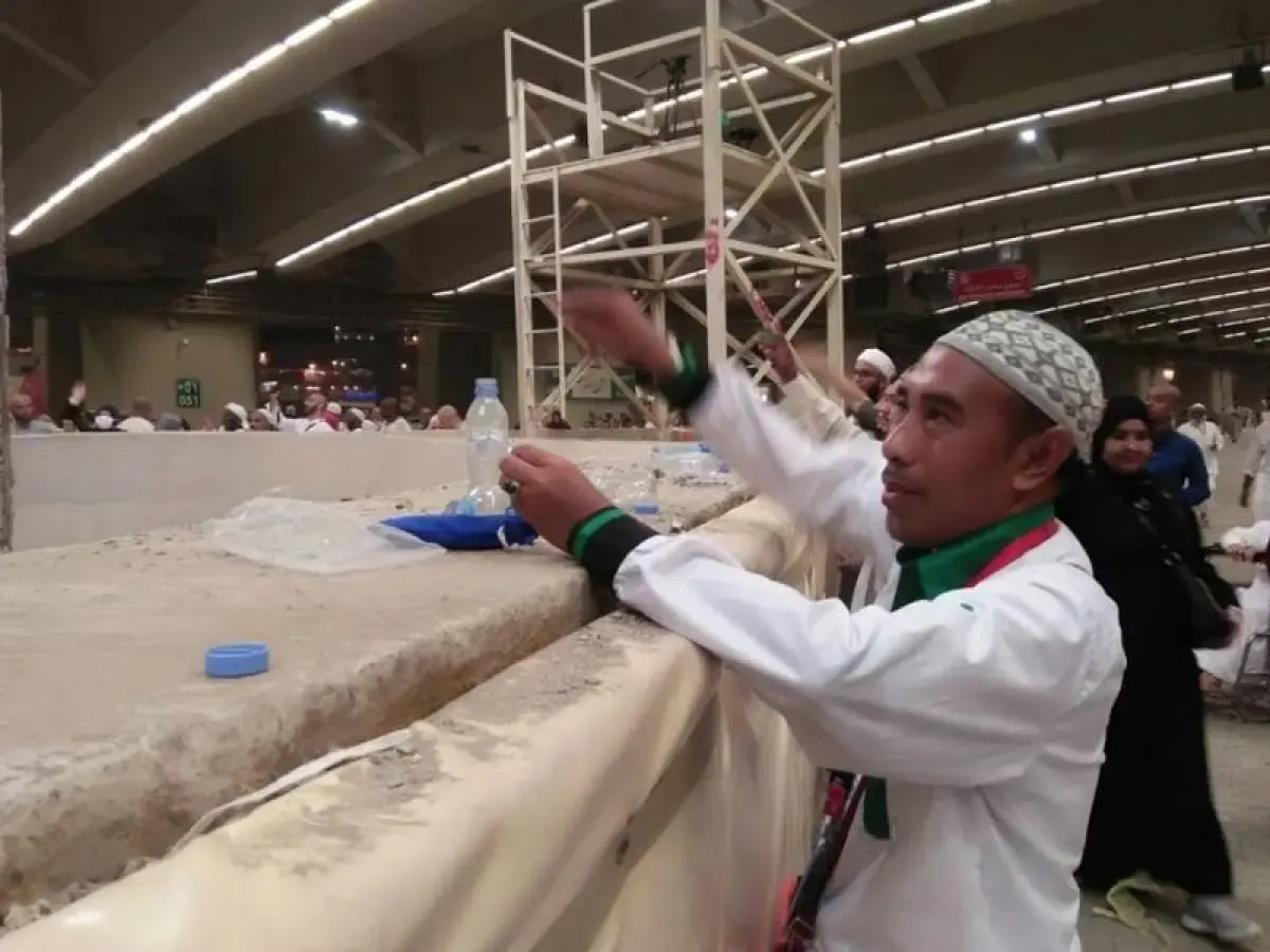 Melempar jumrah. (Sumber : Kemenag Kalsel)