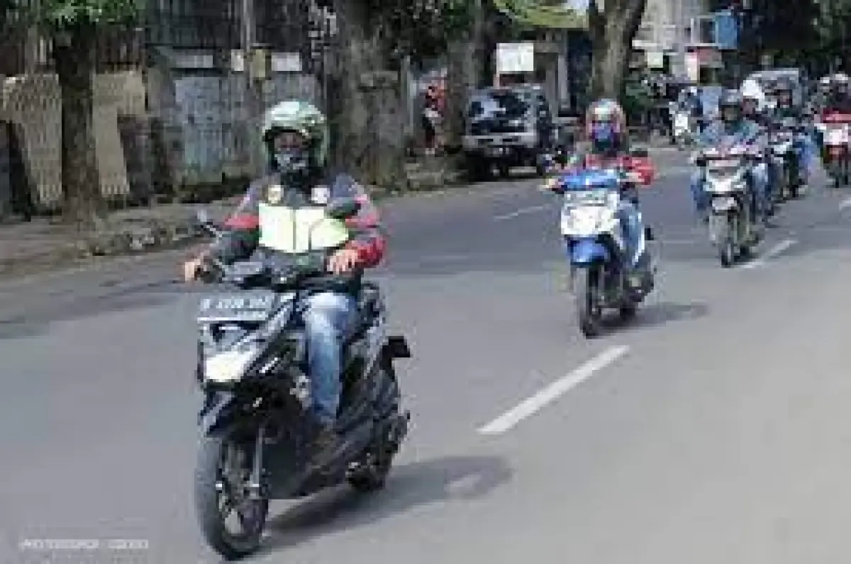 Ilustrasi pengendara motor yang menerapkan jarak aman saat berkendara (Sumber : wahanahonda.com)