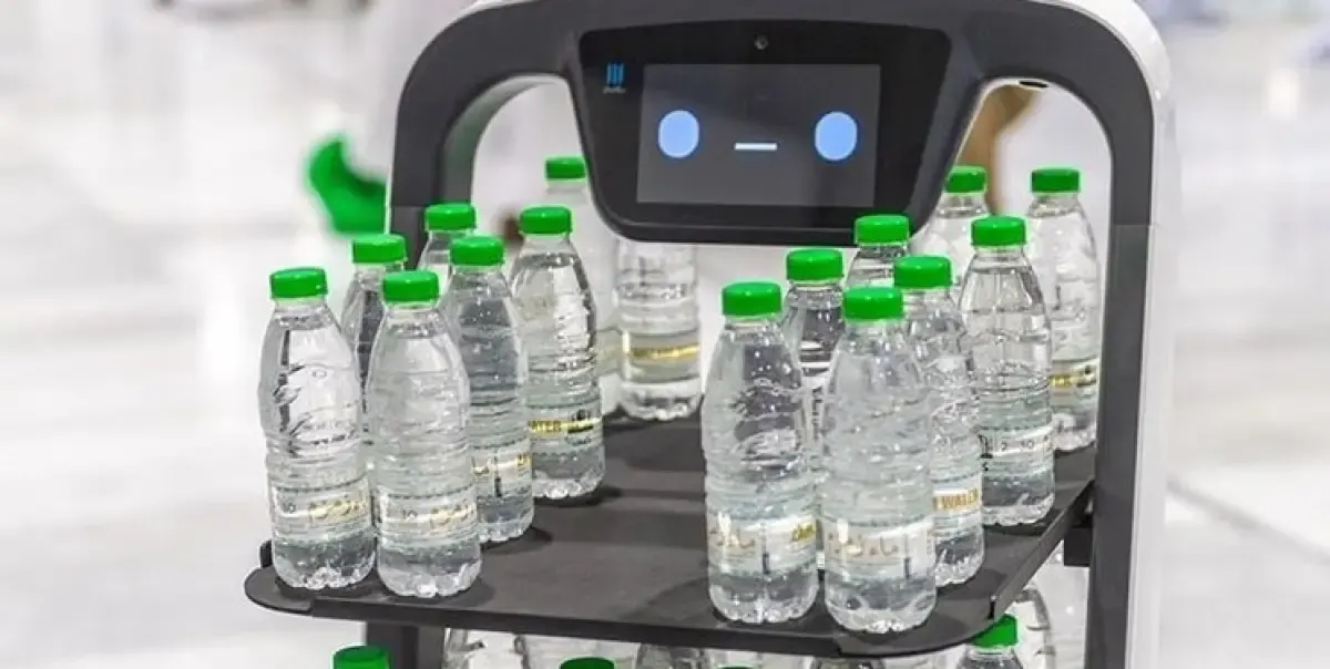 Robot mendistribusikan air zam-zam kepada jamaah (Sumber : farsnews)