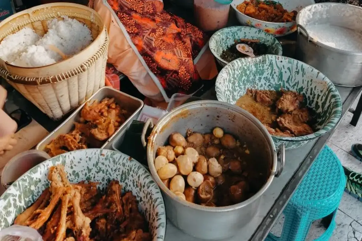 Para penjual gudeg. (Sumber : Twitter/@gravedeadmagz)