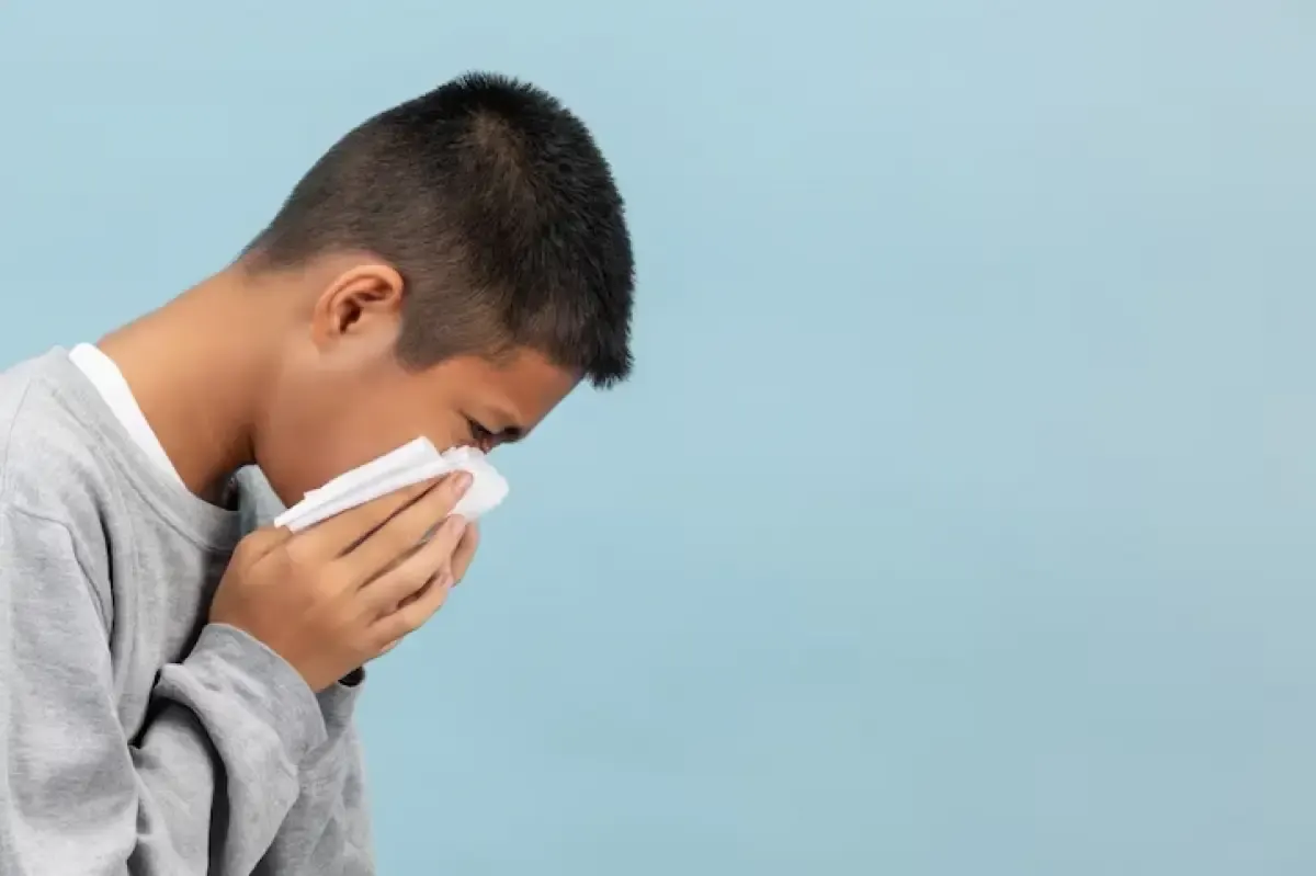 Ilustrasi seorang anak muda yang alami hidung tersumbat. (Sumber : Freepik.com/jcomp)