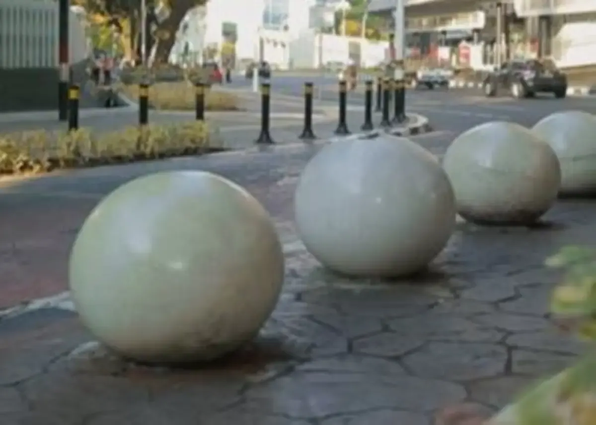 Potret bollard yang ada di trotoar. (Sumber : Instagram/kemenpupr)