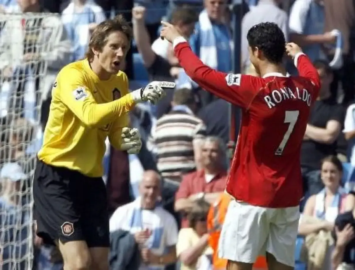 Edwin van der Sar (kiri) saat membela Manchester United (MU).  (Sumber : Instagram/edwinvandersar1)