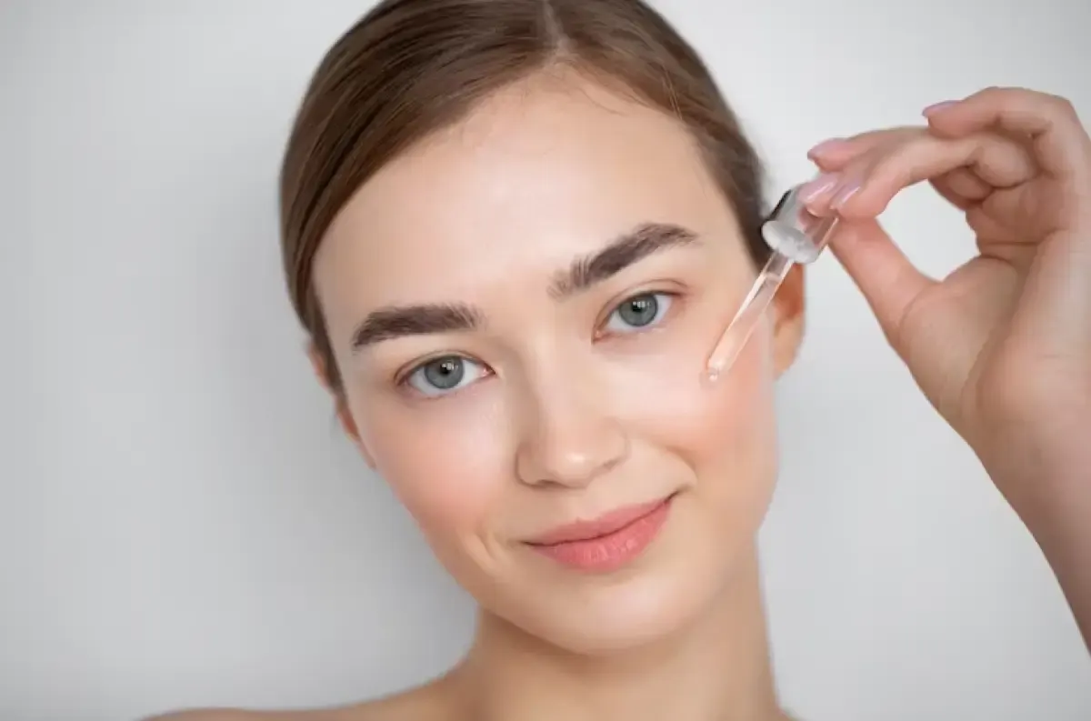 Ilustrasi seorang wanita yang menggunakan retinol. (Sumber : freepik.com)