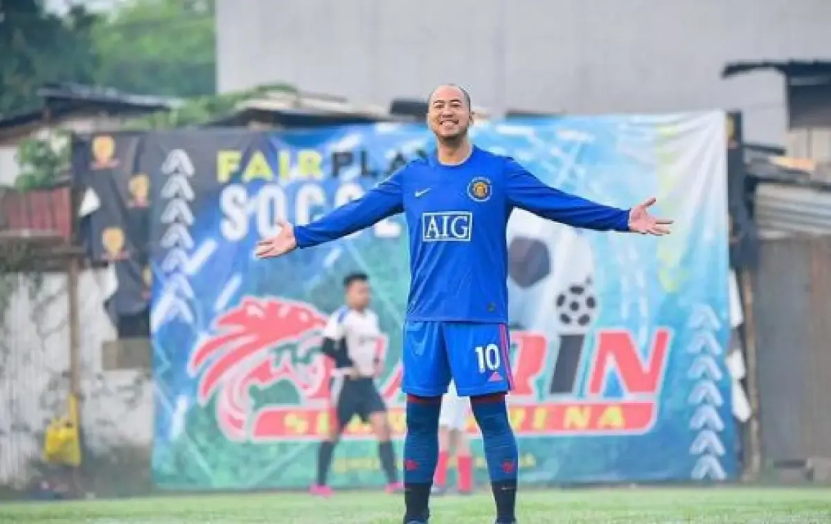 Pandji Pragiwaksono saat bermain bola.  (Sumber : Instagram/pandji.pragiwaksono)