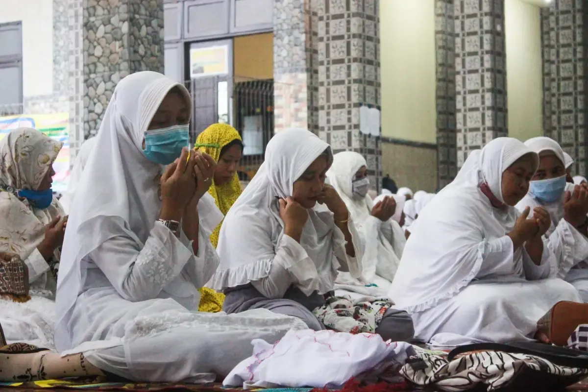 Doa pembuka majelis. (Sumber : unsplash.com/Windi Setyawan)