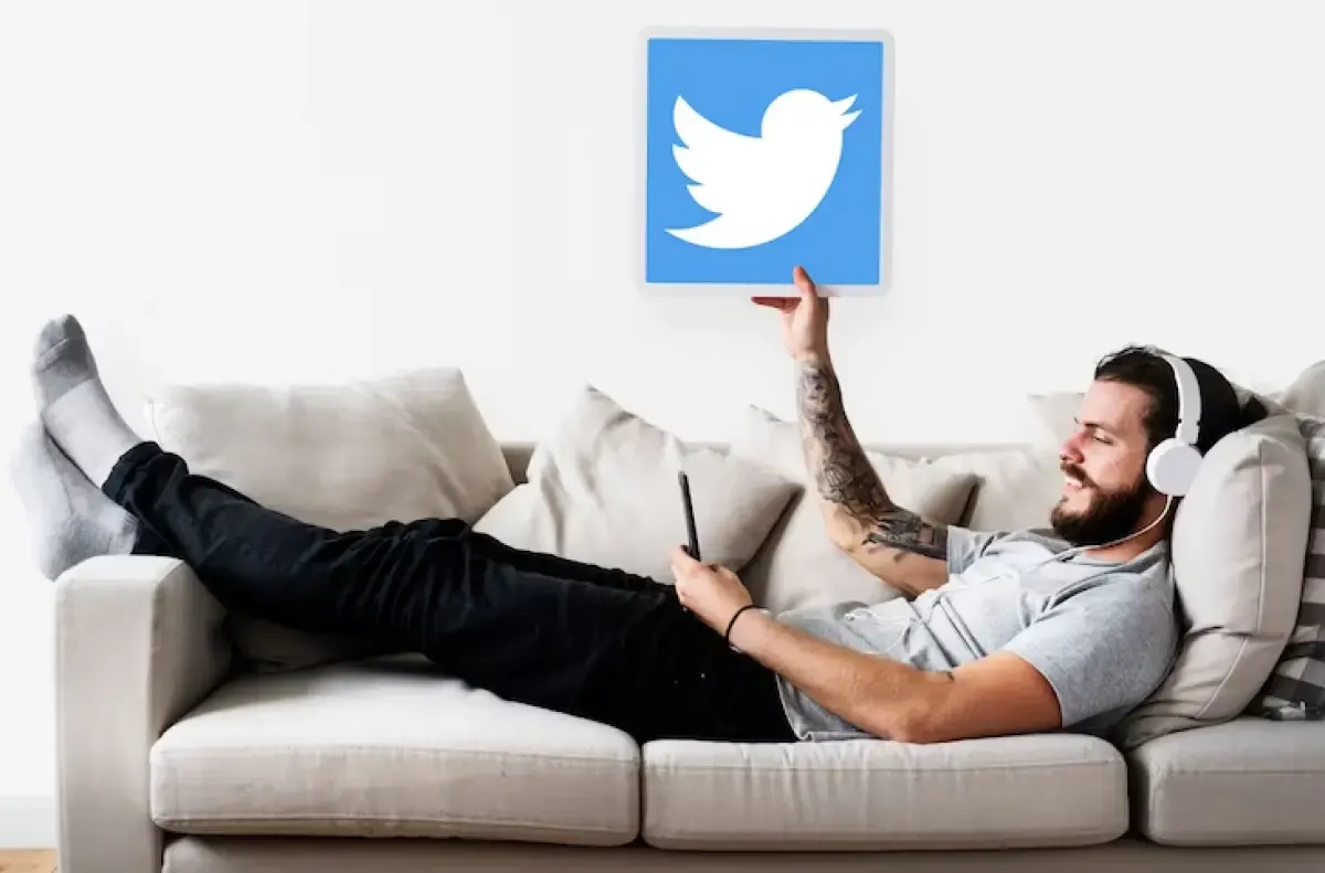 Ilustrasi seseorang yang sedang menggunakan Twitter. (Sumber : Freepik.com/rawpixel.com)