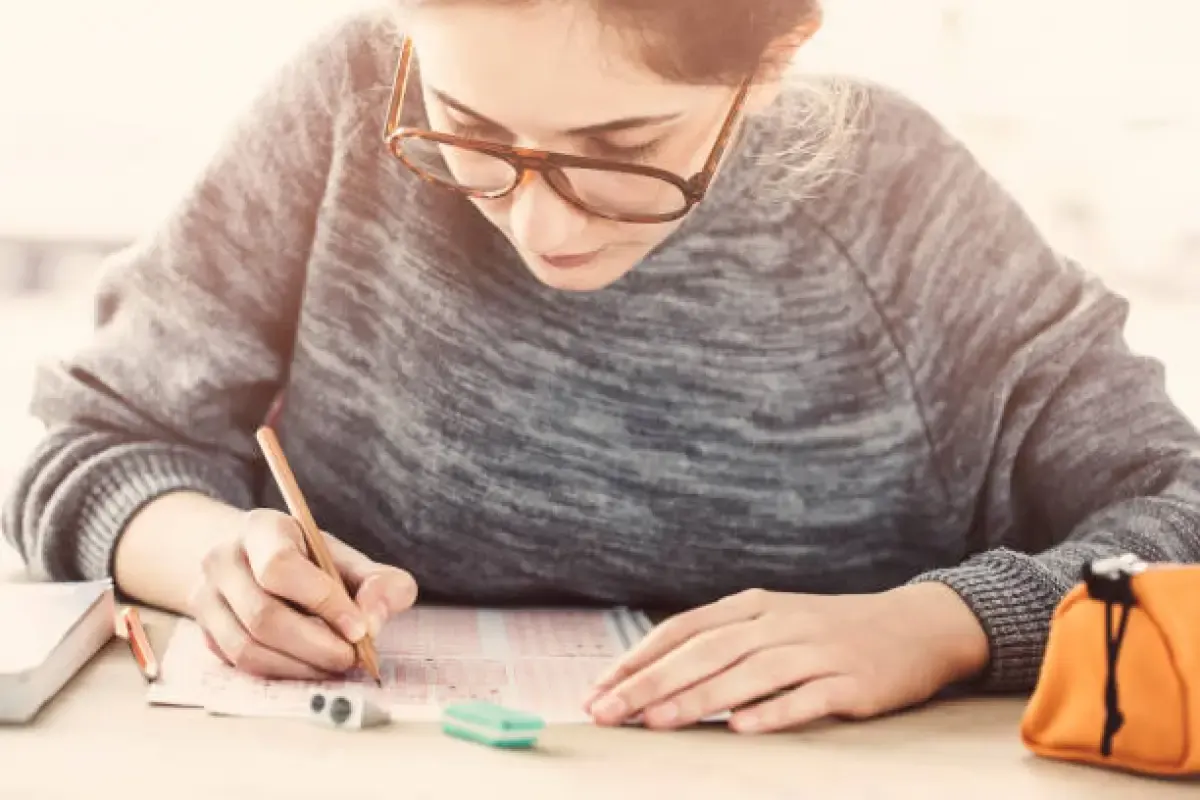 Ilustrasi: Siswa sedang melakukan tes/seleksi PTN (Sumber : Istockphoto.com)