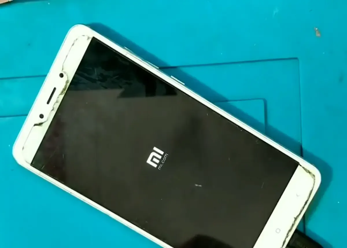Ilustrasi HP Xiaomi yang stuck logo (Sumber : youtube.com/TEKNISI NDESO)