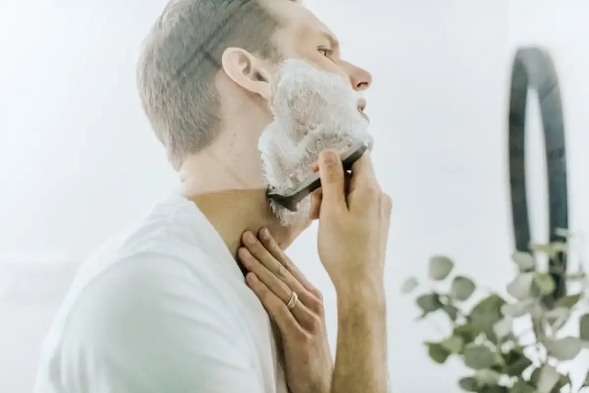 Cara Cukur Brewok dan Kumis yang Aman dan Sehat, Biar Tidak Jadi Sarang Bakteri di Wajah Kamu (Sumber : Unsplash/supply)