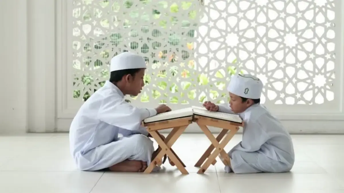 Ilustrasi membaca dan mendengar Al-Qur'an. (Sumber : unsplash.com/Mishary Alafasy)