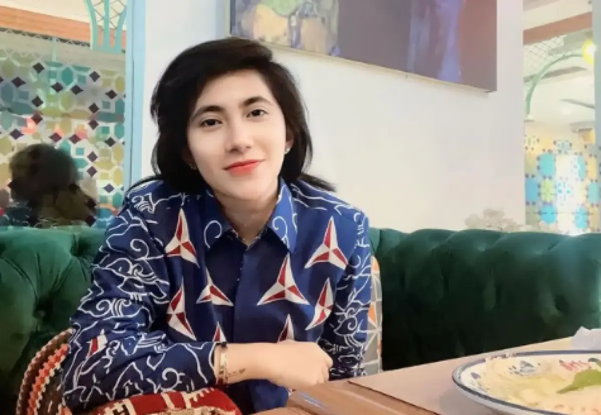 Sosok Dera Siagian yang memakai batik dari Partai Demokrat. (Sumber : Instagram/derasiagian)
