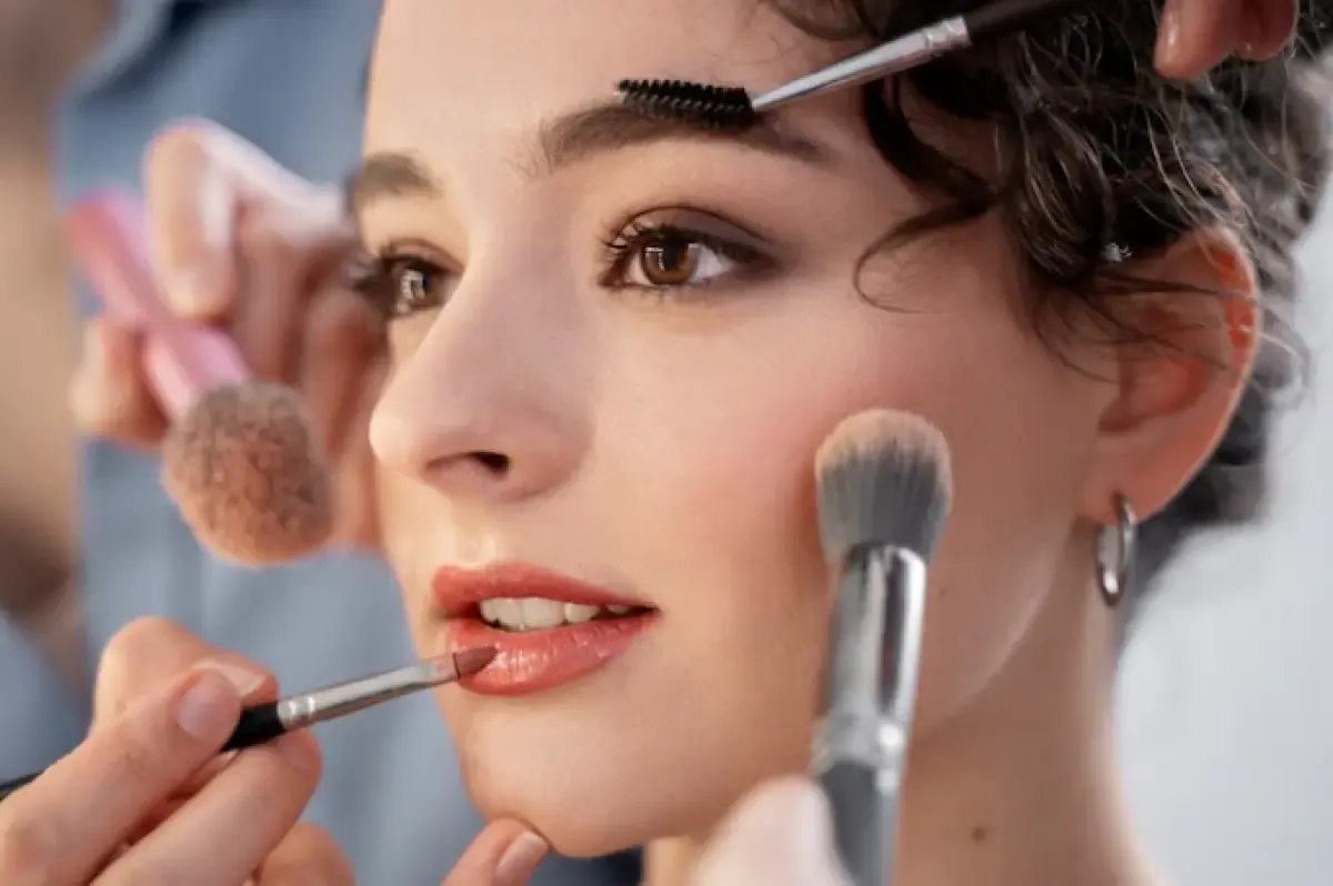 Mau Cantik Gak Nih? Ini 12 Urutan Make Up yang Benar dan Simpel, Cocok untuk Pemula (Sumber : freepik)