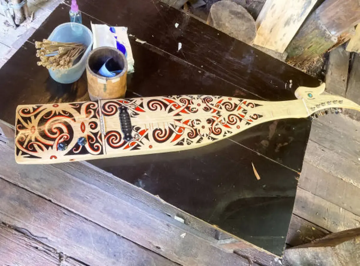 Ilustrasi: Alat musik suku dayak sape (Sumber : Istockphoto.com)
