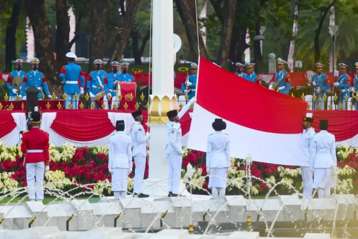 Suasana Upacara Penurunan Bendera Negara Sang Merah Putih di halaman Istana Merdeka pada tahun 2021. (Sumber : Twitter/@jokowi)