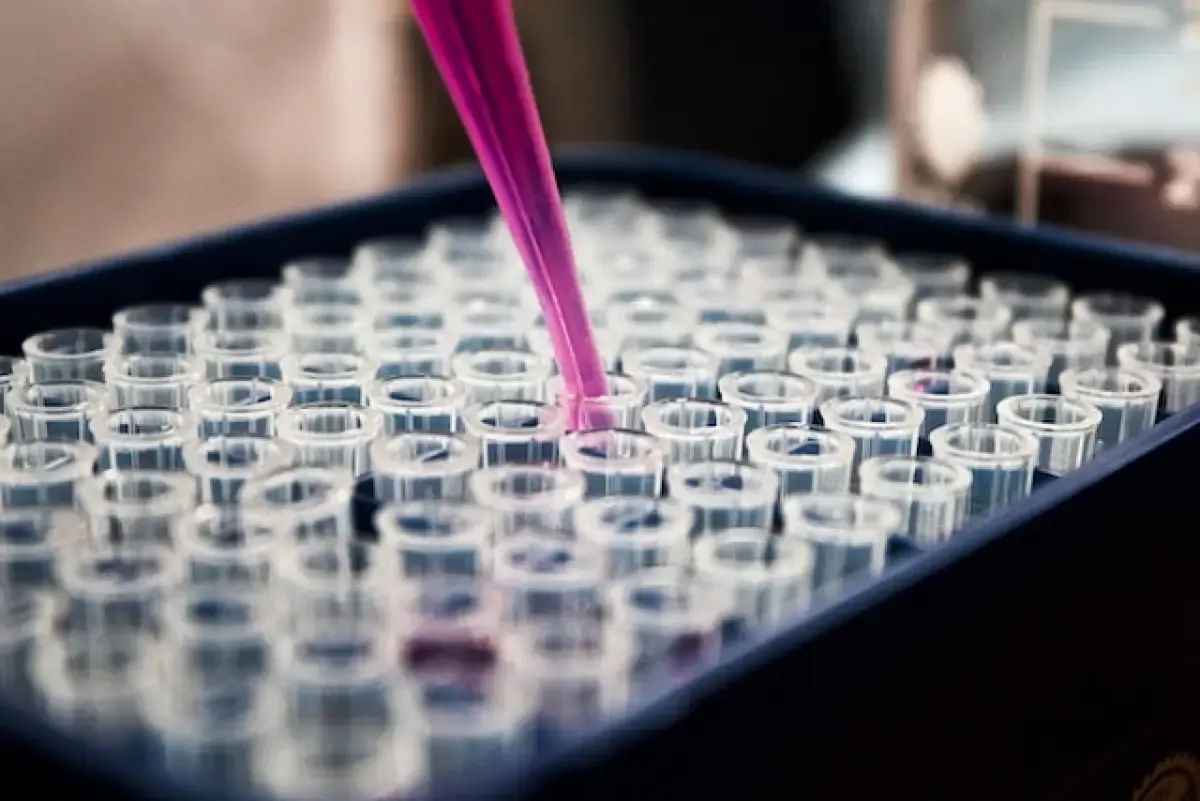 Ilustrasi pengambilan DNA dan RNA (Sumber : Unsplash/Louis Reed)