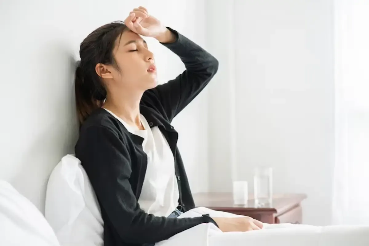 Ilustrasi seseorang kecapekan setelah tidur. (Sumber : Freepik.com/jcomp)