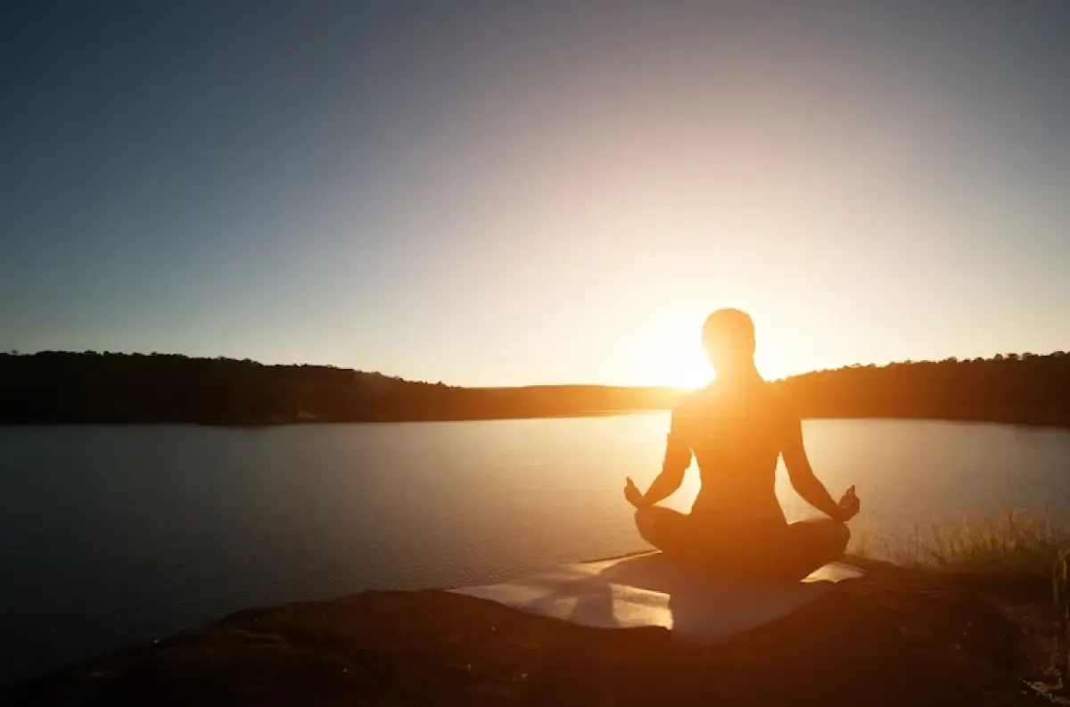 Ilustrasi seseorang yang sedang meditasi. (Sumber : Freepik.com/jcomp)