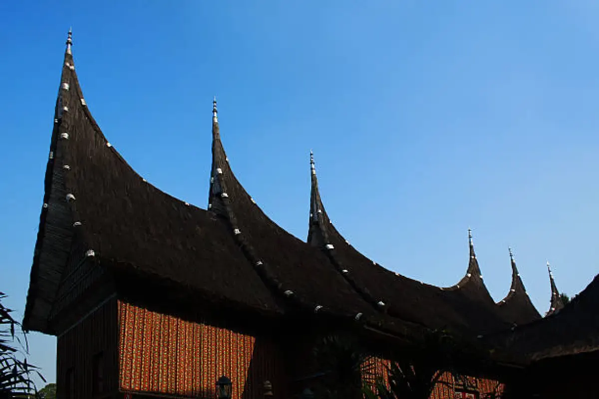 Rumah adat bolon khas Sumatera Utara (Sumber : Istockphoto.com)