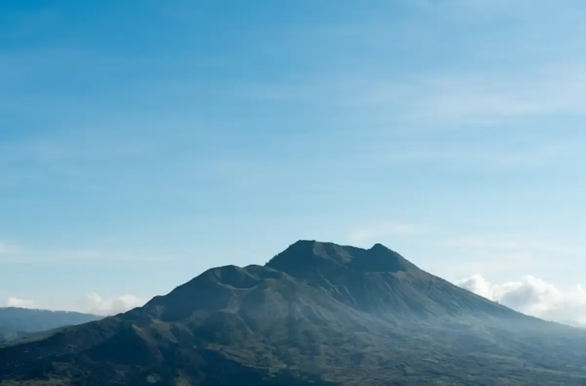 Ilustrasi pemandangan sebuah gunung. (Sumber : Freepik.com/nikitabuida)