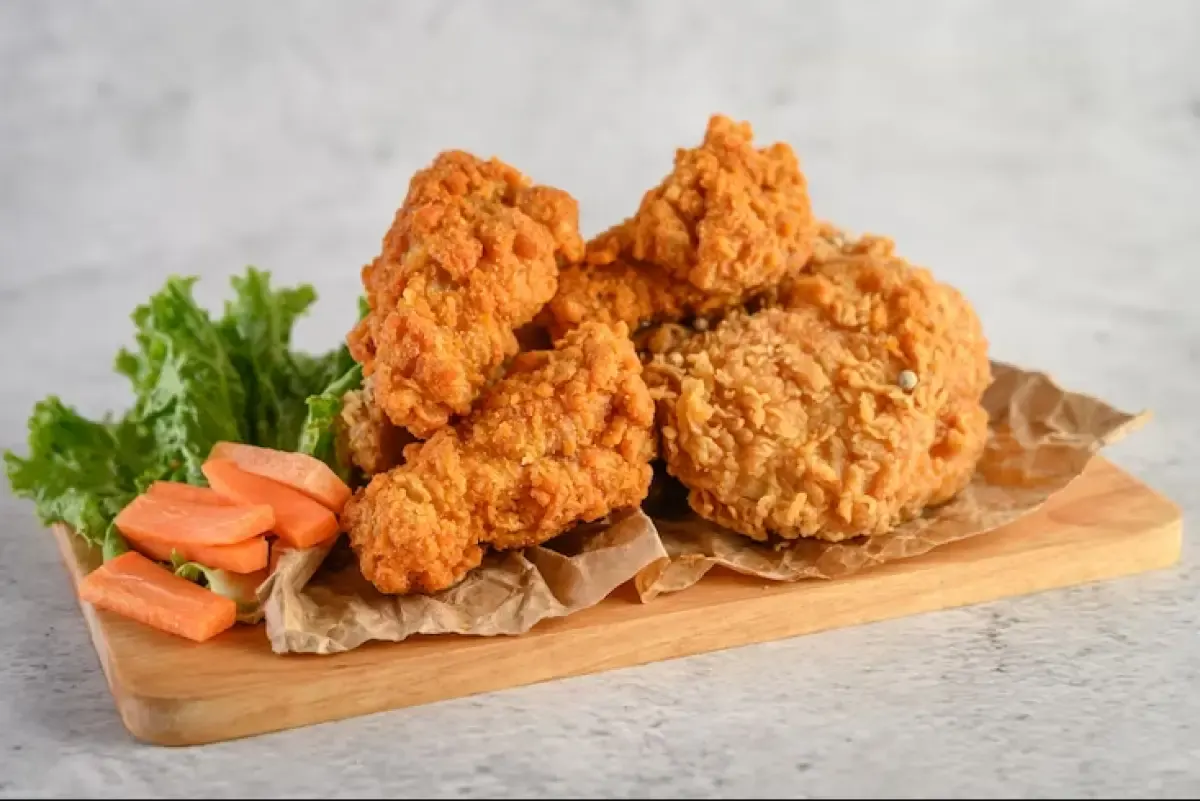 Ilustrasi makanan ayam goreng tepung yang siap disantap. (Sumber : Freepik.com/jcomp)